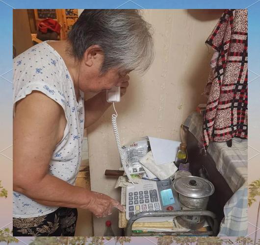 她给奶奶买了个一键呼叫按钮，结果整个小区都疯了